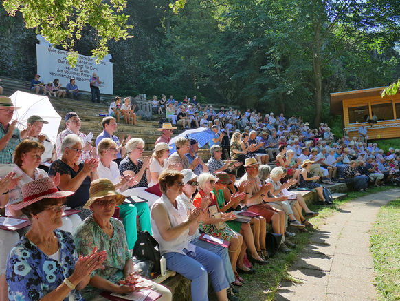 Festgottesdienst zum 1.000 Todestag des Heiligen Heimerads auf dem Hasunger Berg (Foto: Karl-Franz Thiede) Festgottesdienst zum 1.000 Todestag des Heiligen Heimerads auf dem Hasunger Berg (Foto: Karl-Franz Thiede)